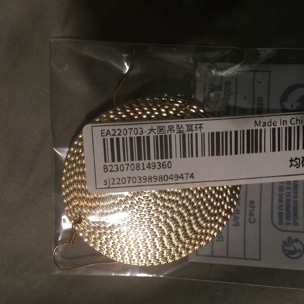 8 pieces of unworn gold earrings